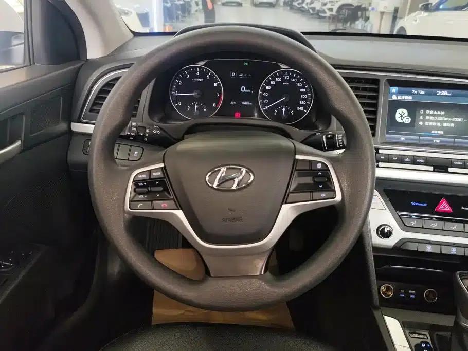 Hyundai Elantra 2016 1.6L Automatic Smart Elite Edition — миниатюра 15