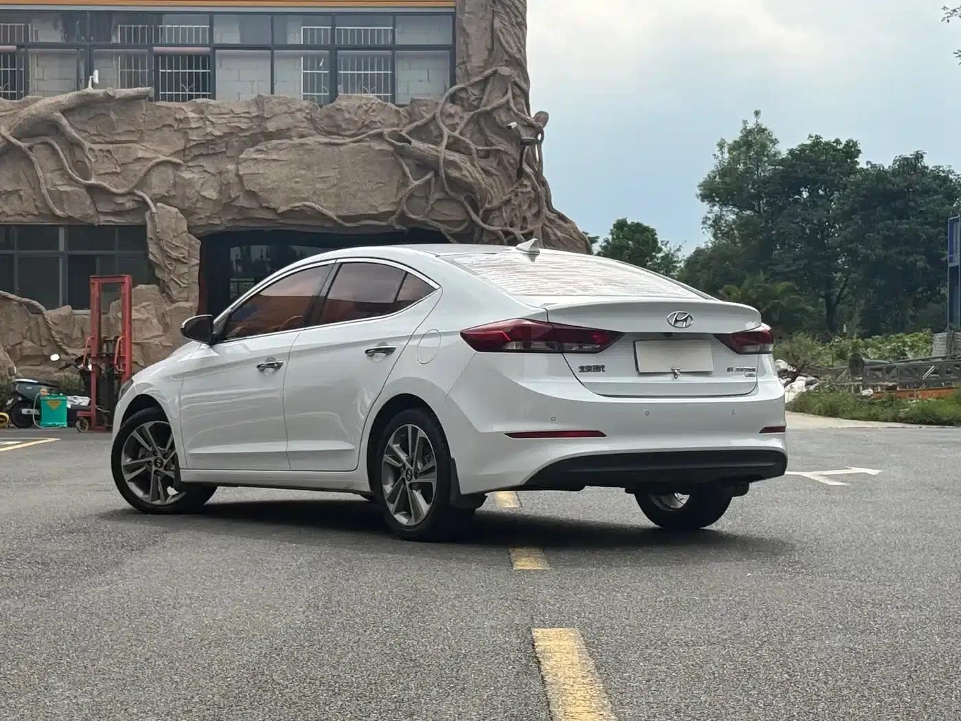 Hyundai Elantra 2016 1.6L Automatic Smart Luxury Edition — миниатюра 2