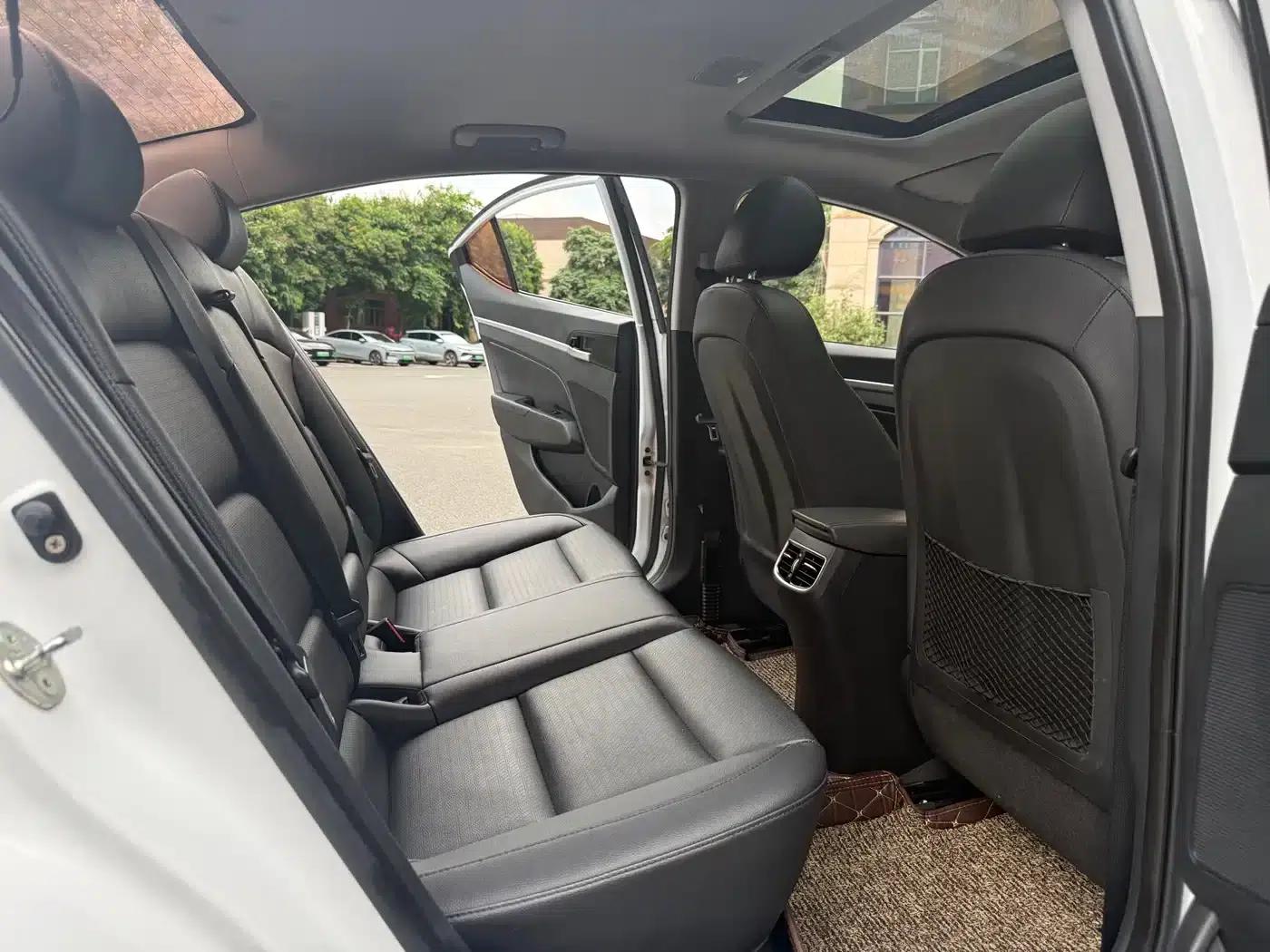 Hyundai Elantra 2016 1.6L Automatic Smart Luxury Edition — миниатюра 11