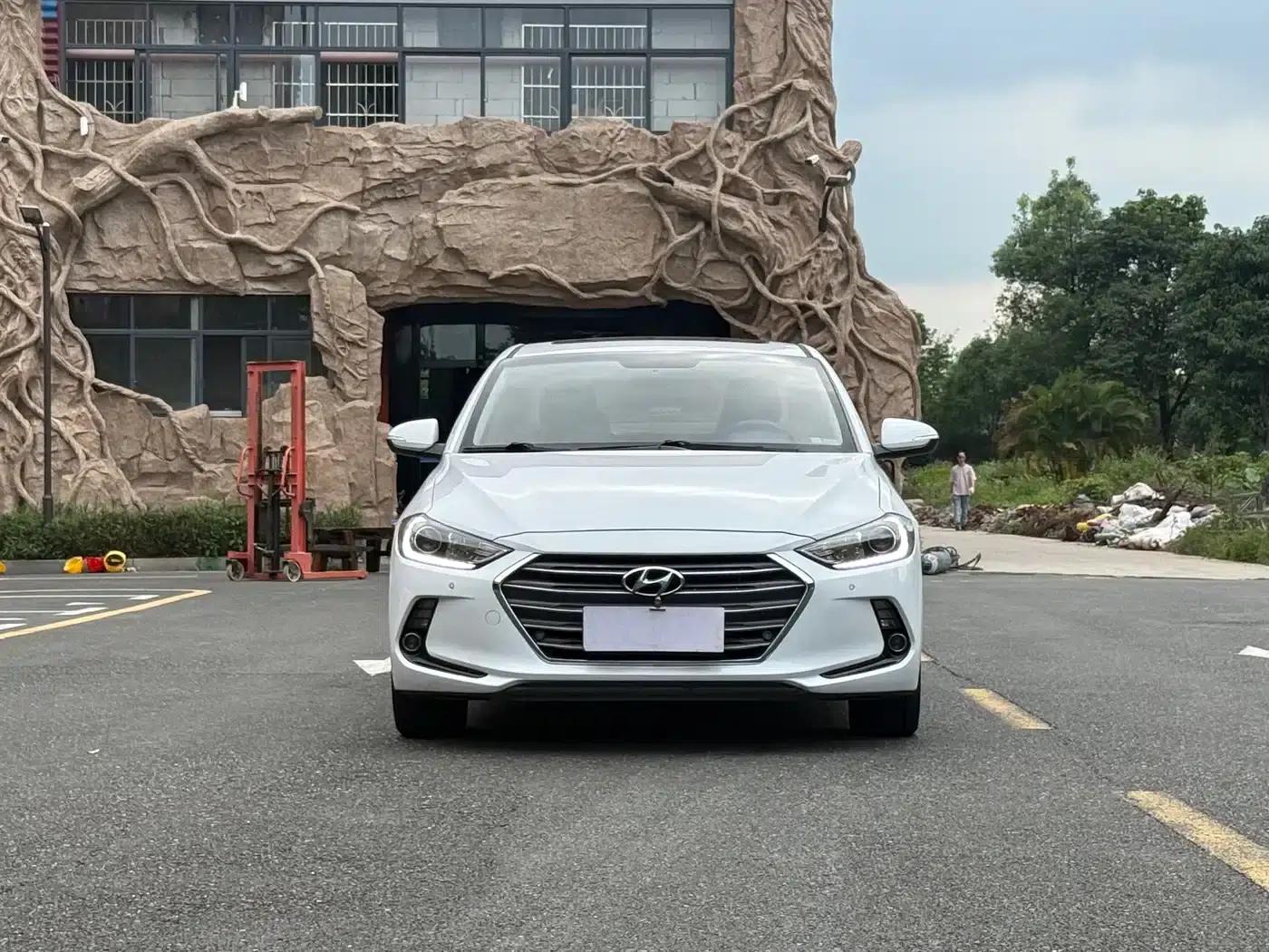 Hyundai Elantra 2016 1.6L Automatic Smart Luxury Edition — миниатюра 3