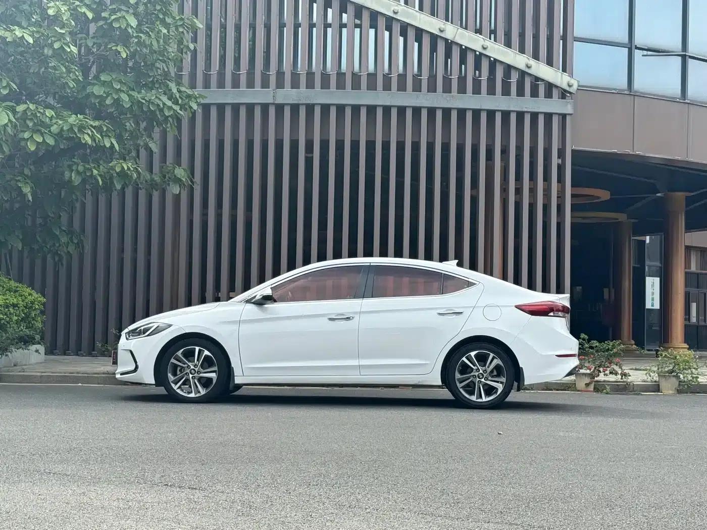 Hyundai Elantra 2016 1.6L Automatic Smart Luxury Edition — миниатюра 4