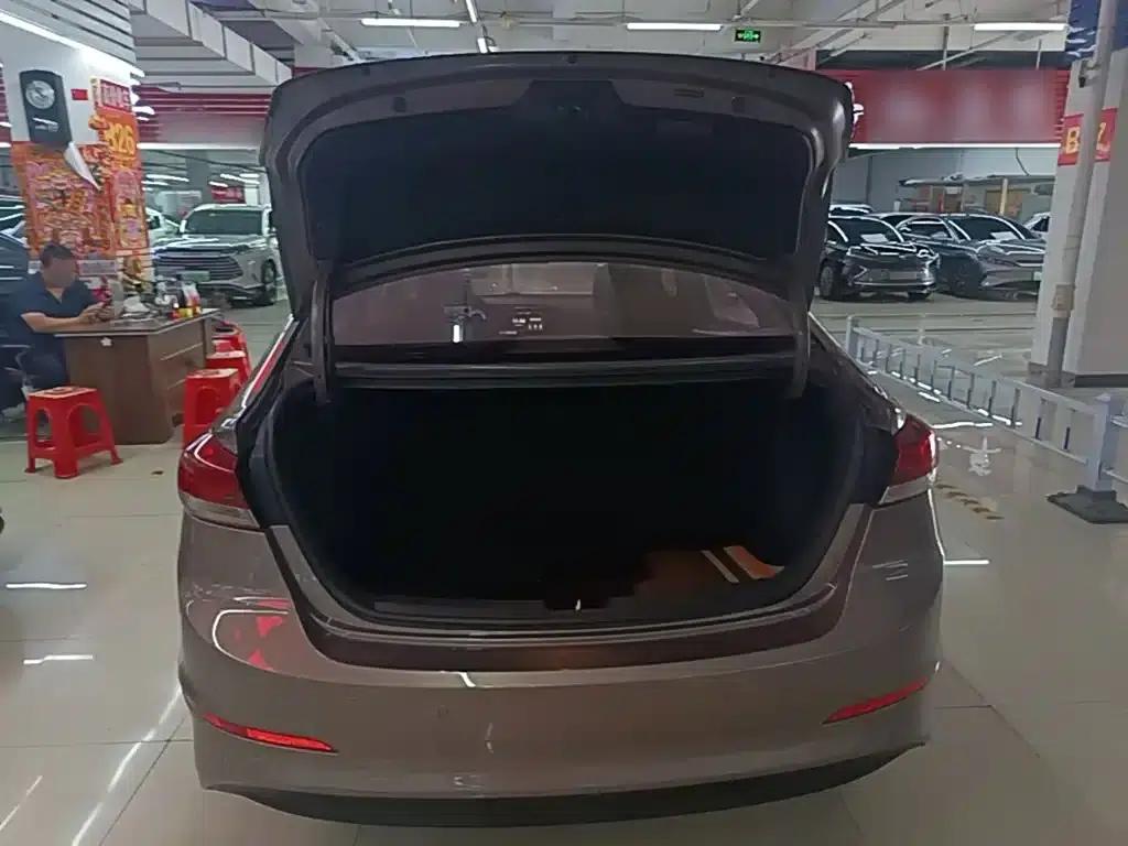 Hyundai Elantra 2016 1.6L Automatic Smart Elite Edition — миниатюра 19