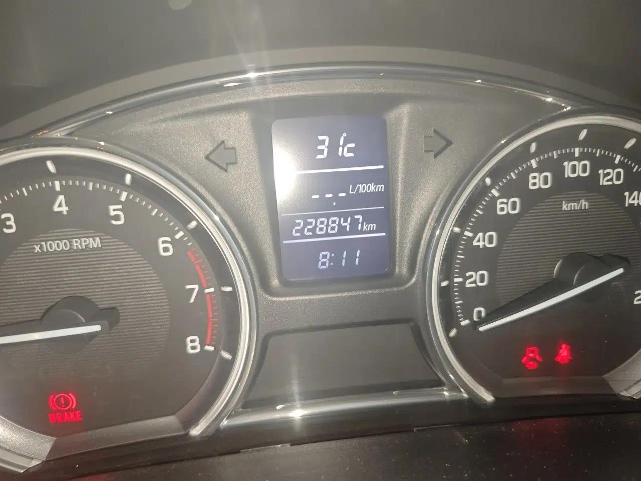 Suzuki Alivio 2015 1.6L Manual Comfort Model — миниатюра 12