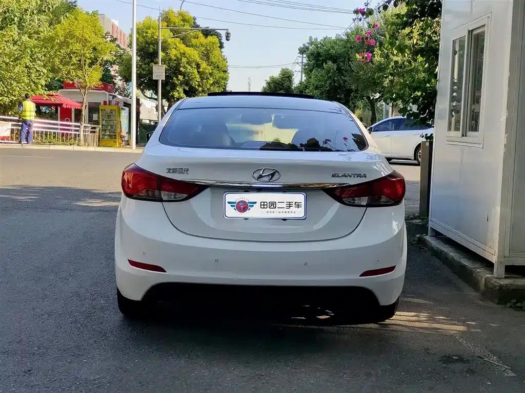 Hyundai Elantra 2016 1.6L Automatic Premium Edition — миниатюра 5