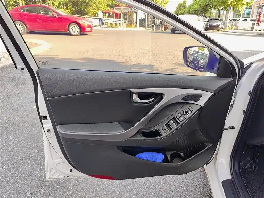 Hyundai Elantra 2016 1.6L Automatic Premium Edition — миниатюра 6
