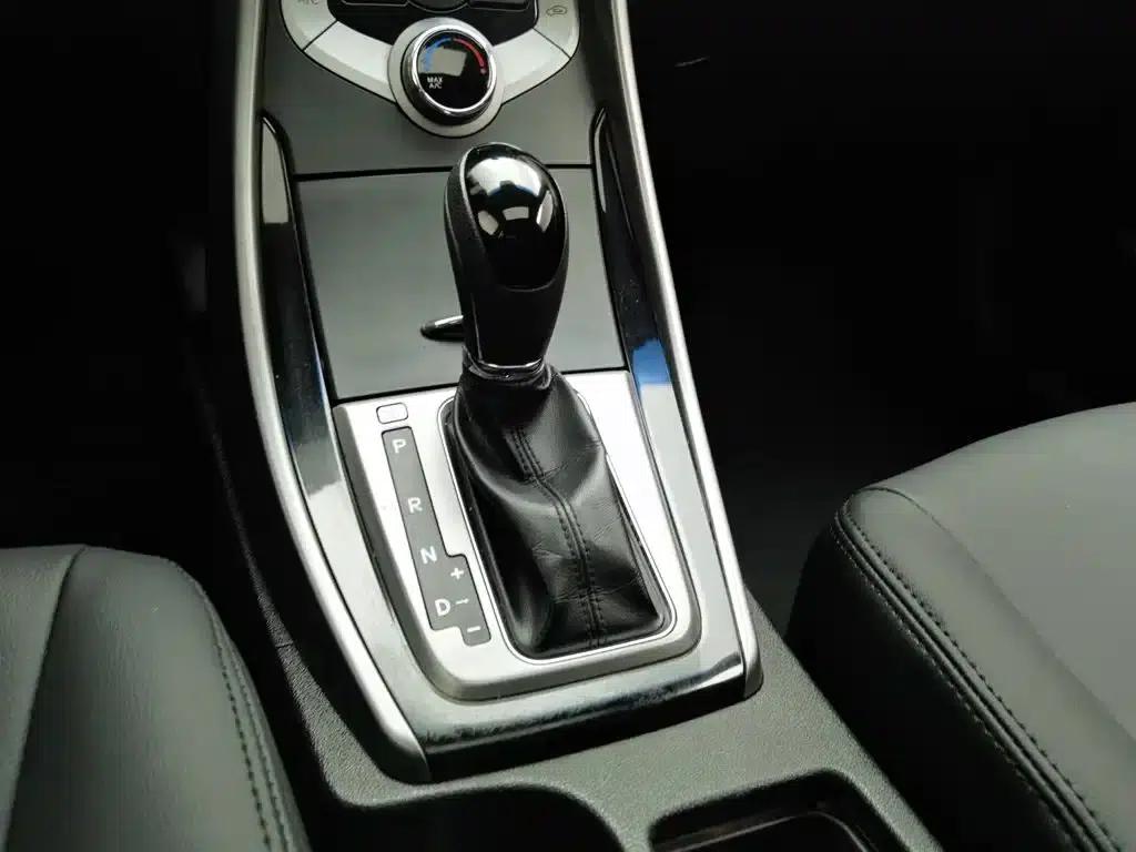 Hyundai Elantra 2012 1.6L Automatic Leading Edition — миниатюра 13