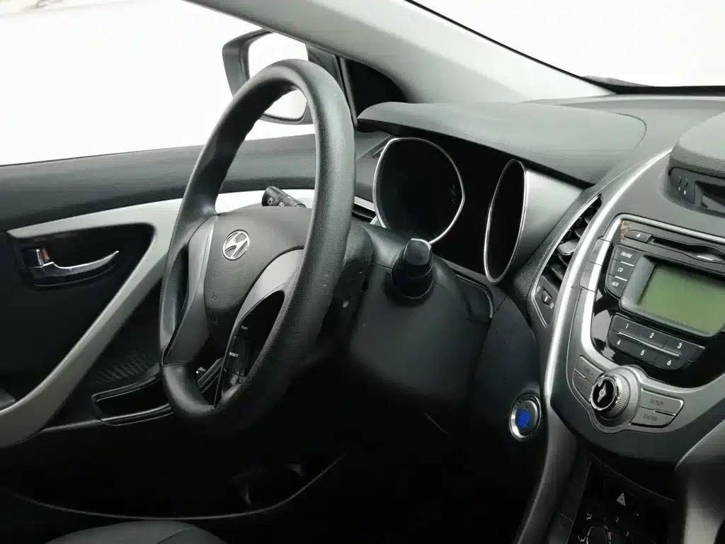 Hyundai Elantra 2012 1.6L Automatic Leading Edition — миниатюра 22