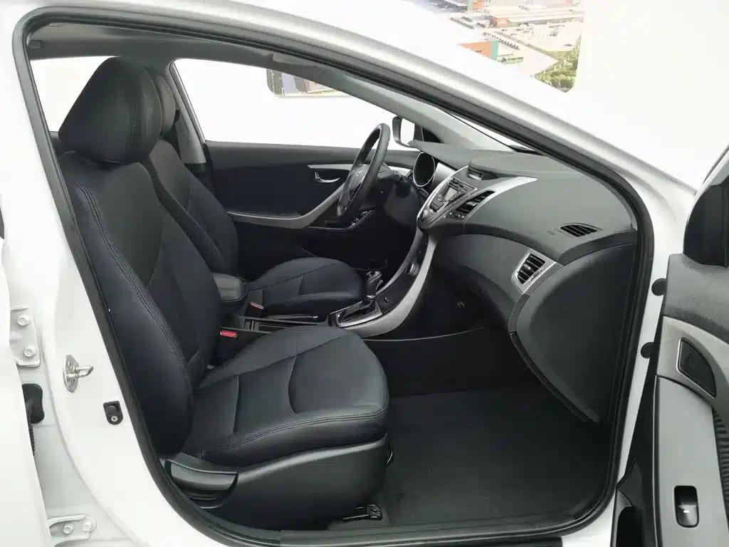 Hyundai Elantra 2012 1.6L Automatic Leading Edition — миниатюра 23