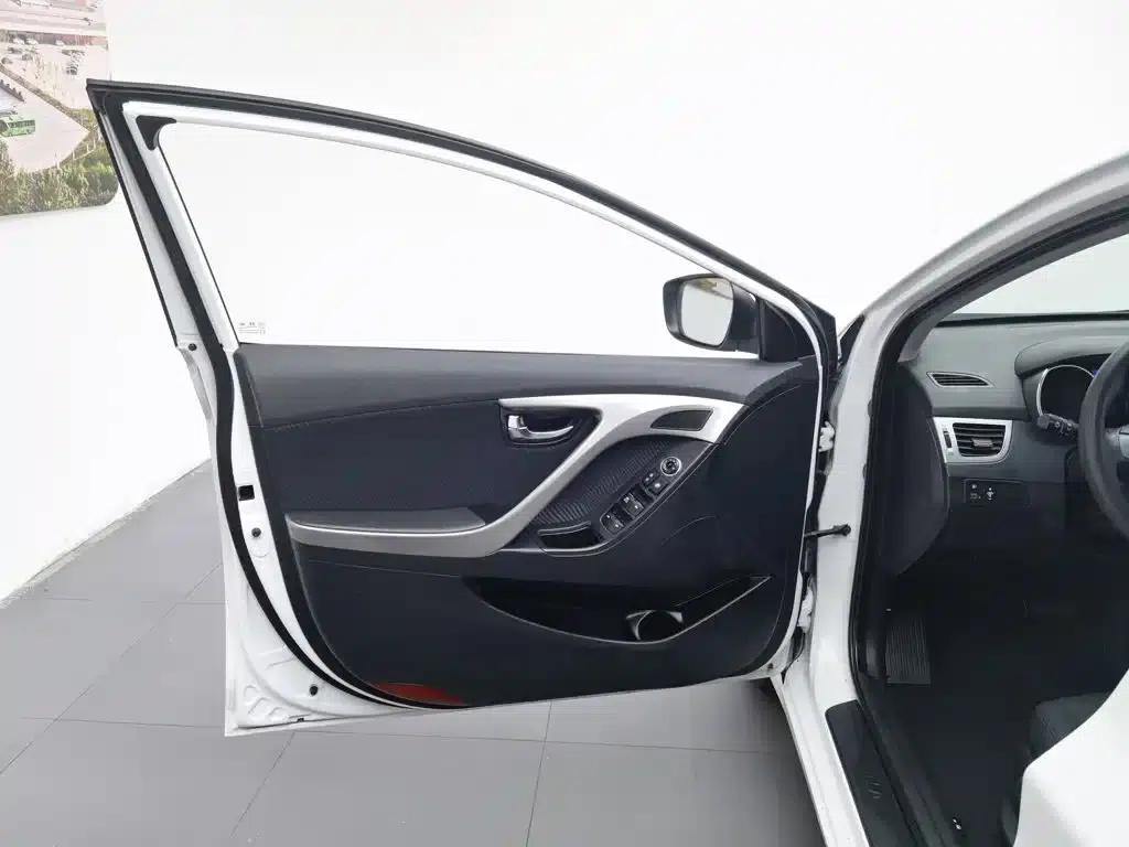 Hyundai Elantra 2012 1.6L Automatic Leading Edition — миниатюра 8