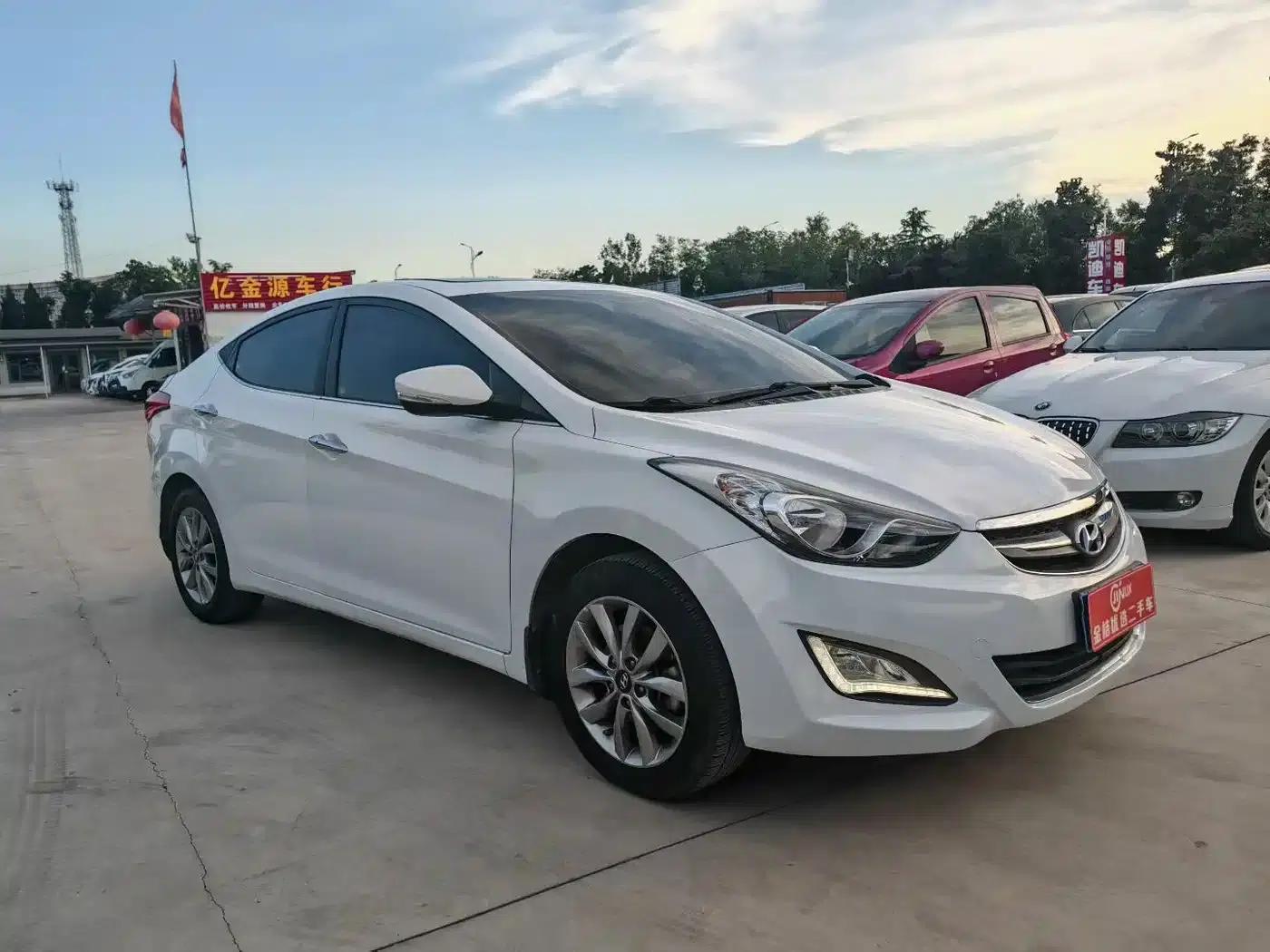 Hyundai Elantra 2015 1.6L Manual Leading Edition — миниатюра 3