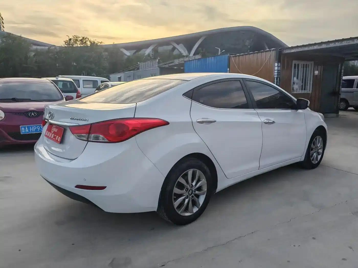 Hyundai Elantra 2015 1.6L Manual Leading Edition — миниатюра 4