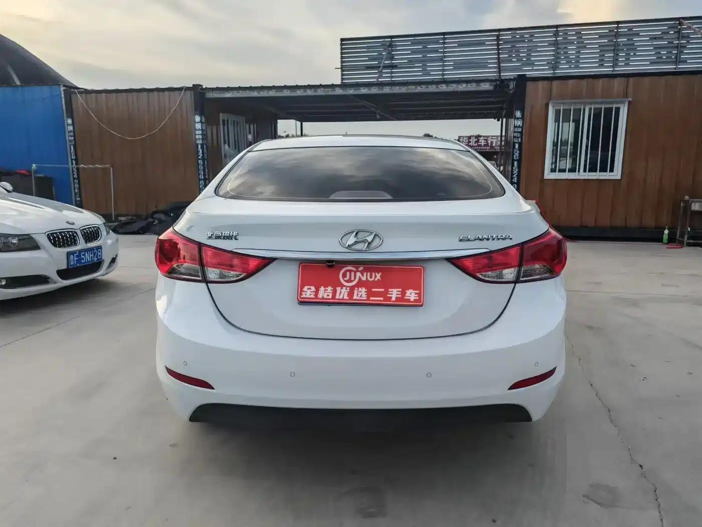 Hyundai Elantra 2015 1.6L Manual Leading Edition — миниатюра 5