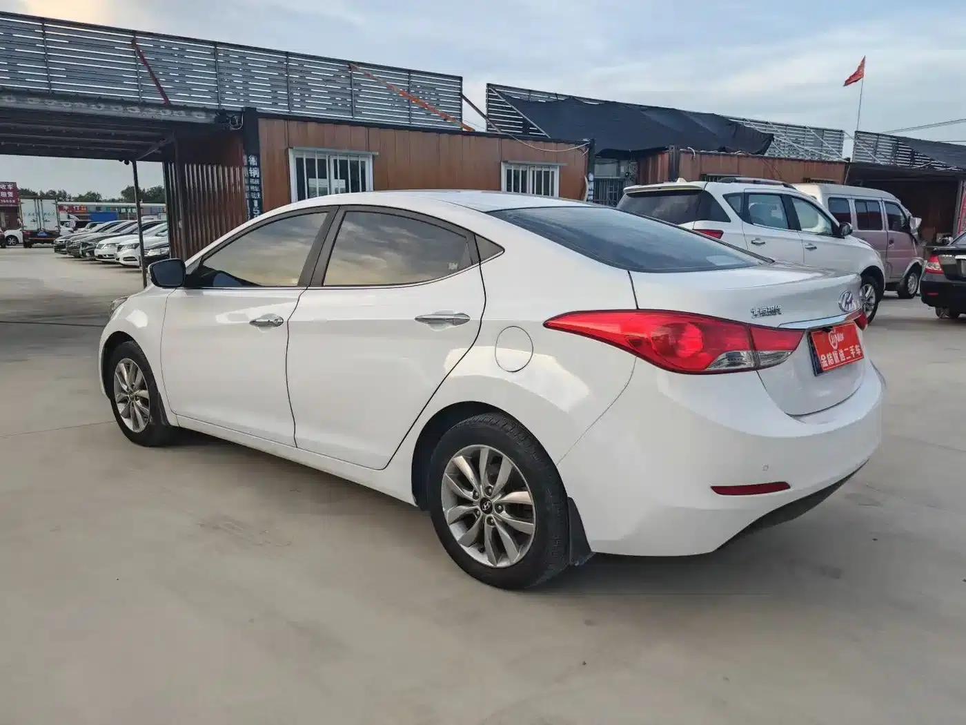 Hyundai Elantra 2015 1.6L Manual Leading Edition — миниатюра 6