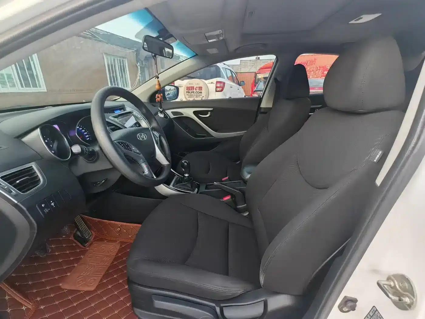 Hyundai Elantra 2015 1.6L Manual Leading Edition — миниатюра 7