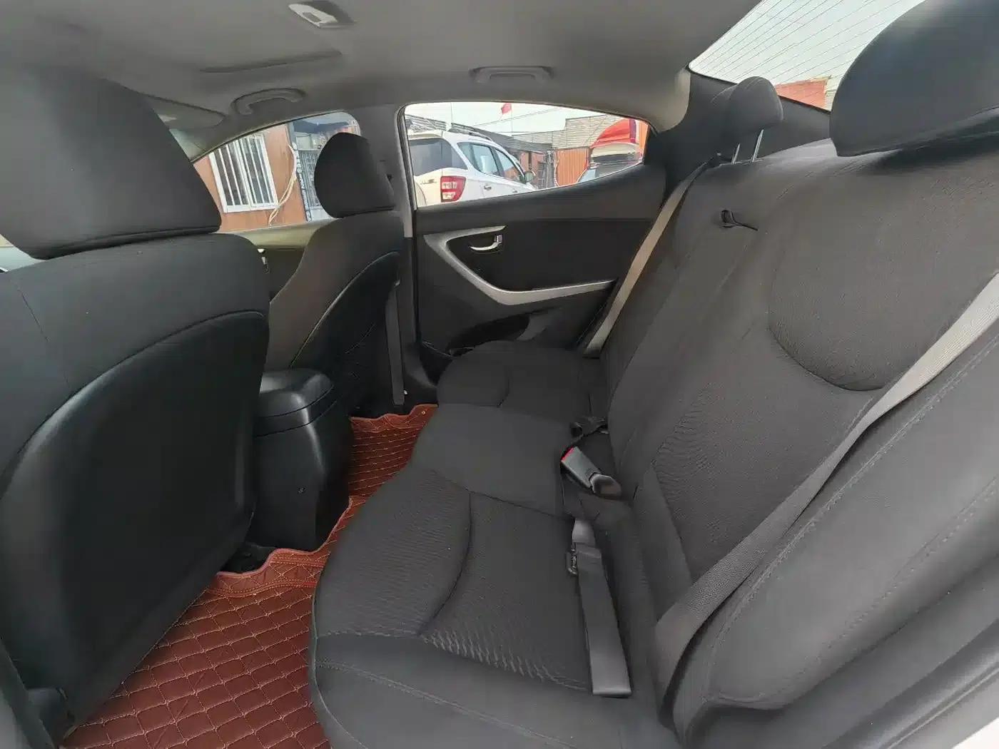 Hyundai Elantra 2015 1.6L Manual Leading Edition — миниатюра 8
