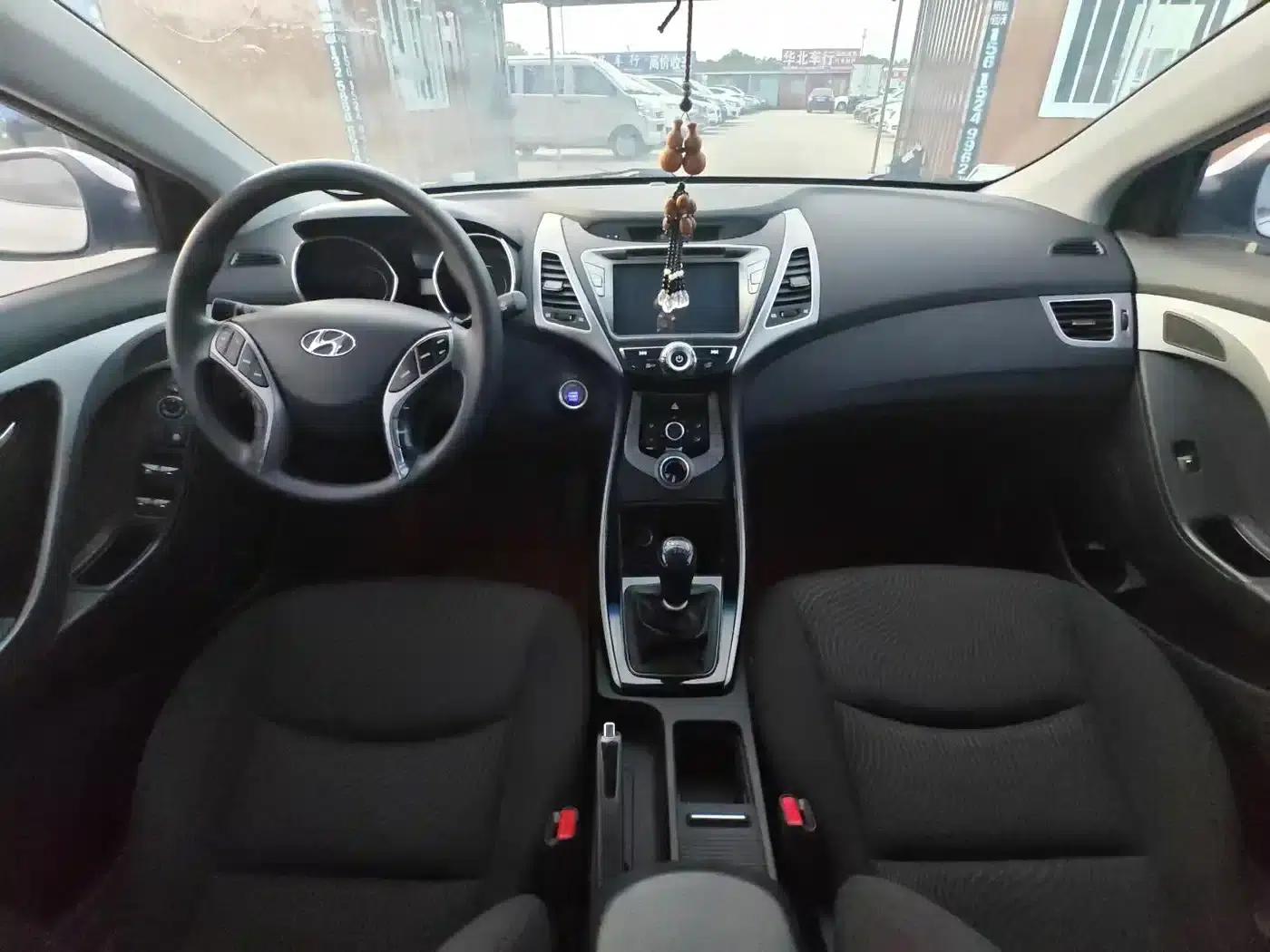 Hyundai Elantra 2015 1.6L Manual Leading Edition — миниатюра 9