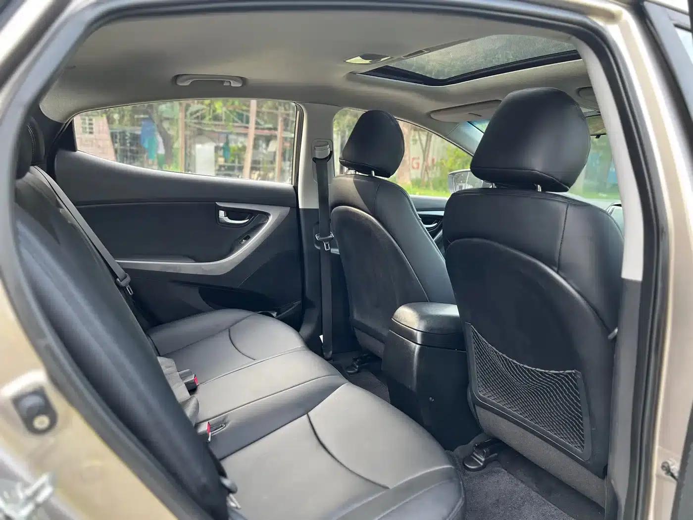 Hyundai Elantra 2016 1.6L Automatic Premium Edition — миниатюра 13