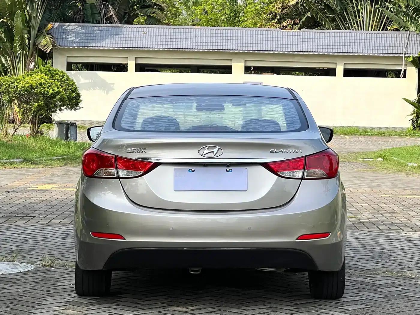 Hyundai Elantra 2016 1.6L Automatic Premium Edition — миниатюра 5