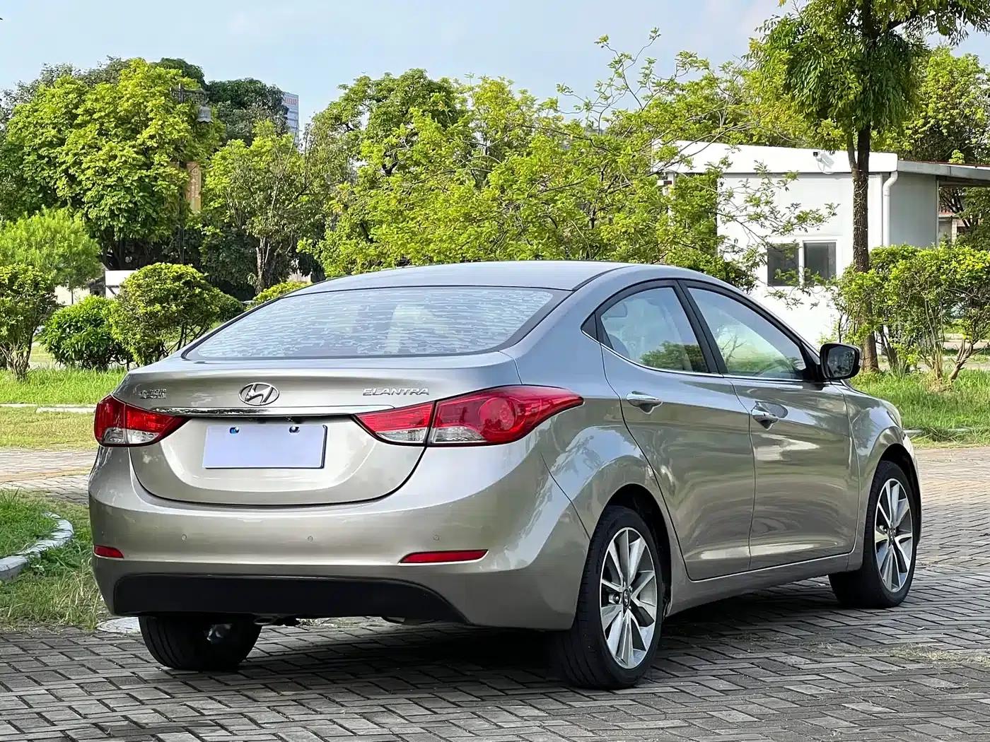 Hyundai Elantra 2016 1.6L Automatic Premium Edition — миниатюра 6