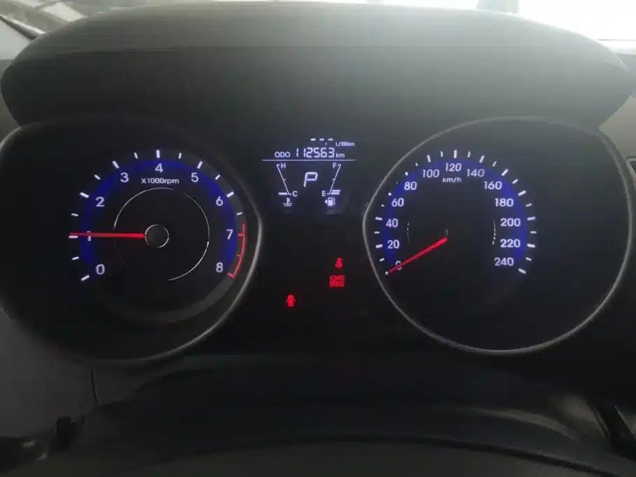 Hyundai Elantra 2015 1.6L Automatic Fashion Edition — миниатюра 14
