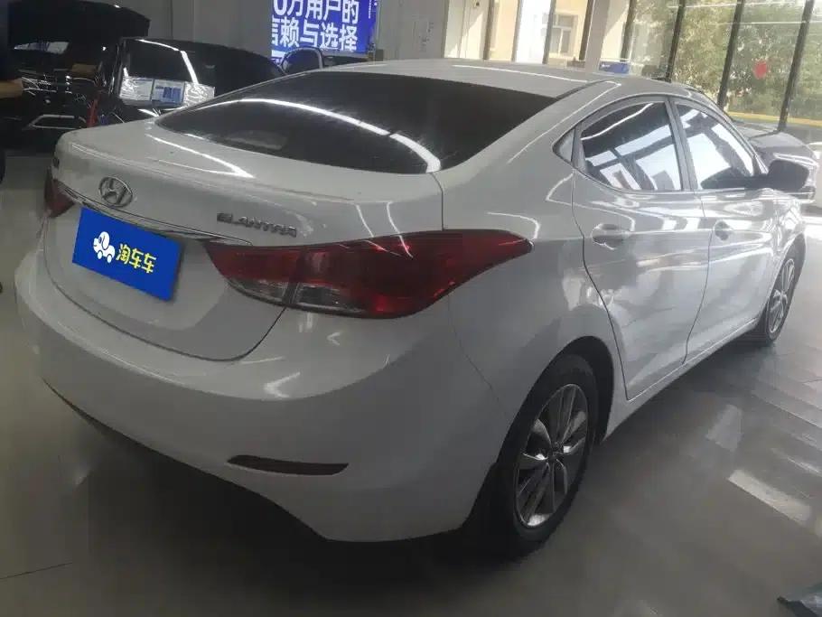 Hyundai Elantra 2015 1.6L Automatic Fashion Edition — миниатюра 3