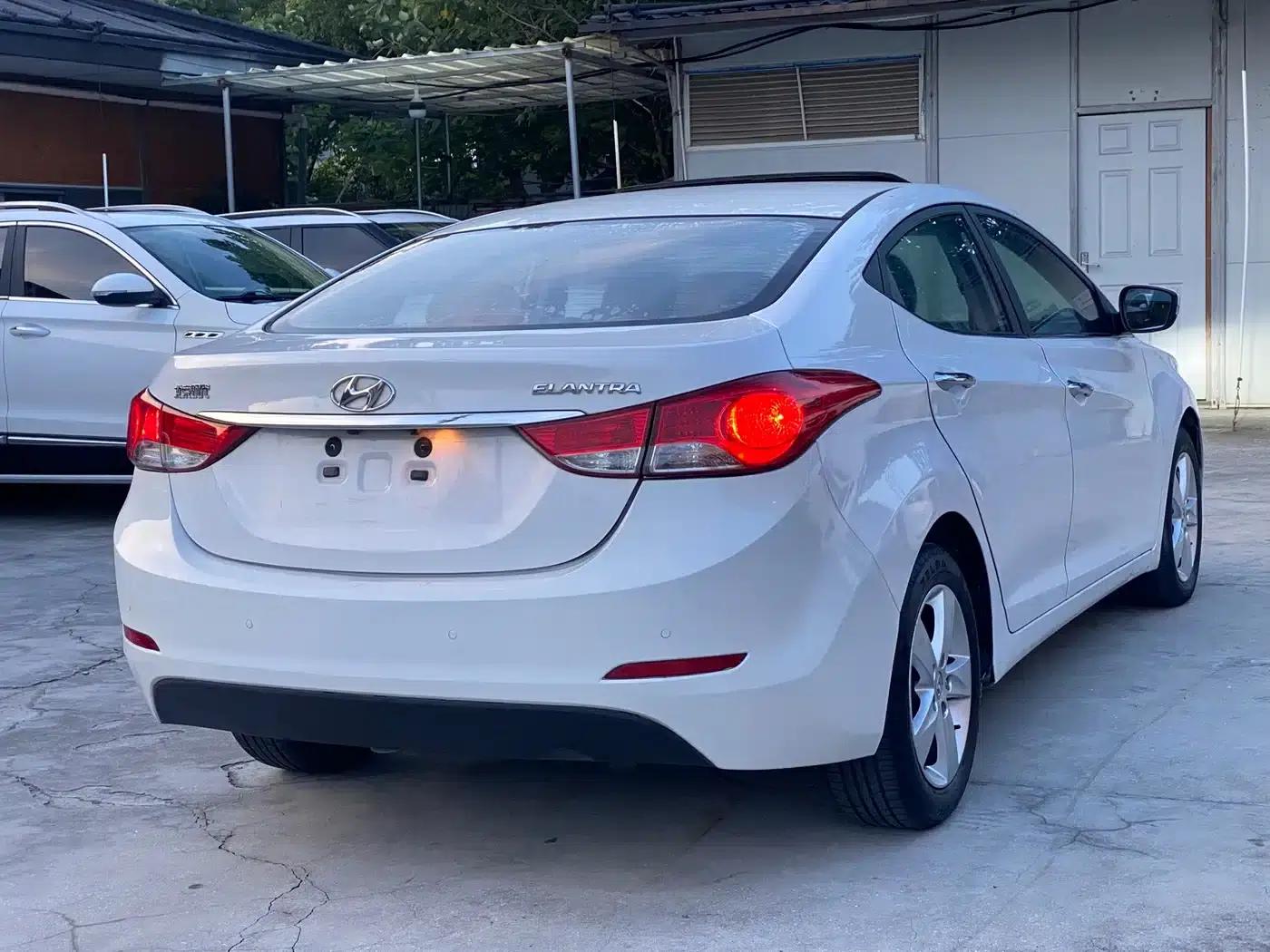 Hyundai Elantra 2013 1.6L Automatic Leading Edition — миниатюра 13