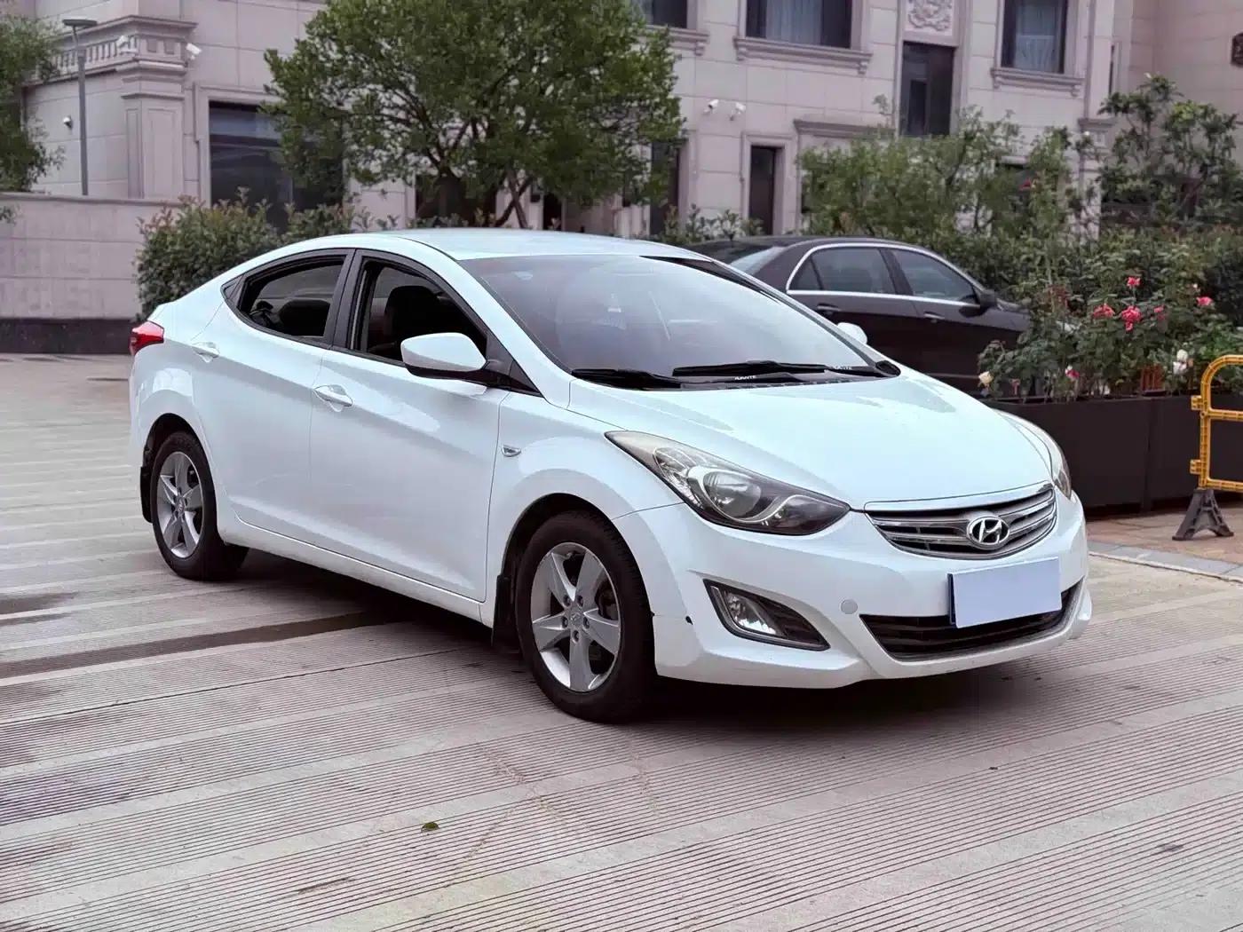 Hyundai Elantra 2012 1.6L Manual Fashion Edition — миниатюра 3