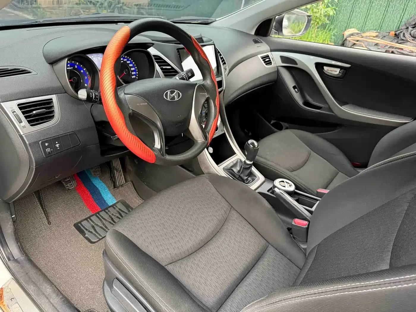 Hyundai Elantra 2012 1.6L Manual Fashion Edition — миниатюра 4
