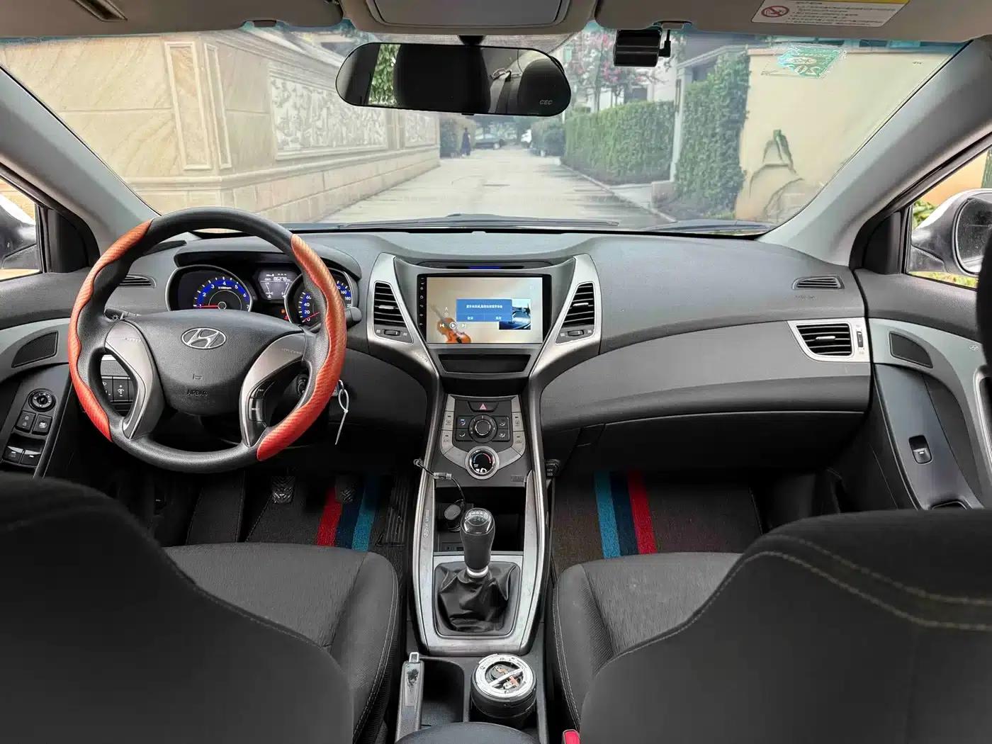 Hyundai Elantra 2012 1.6L Manual Fashion Edition — миниатюра 5
