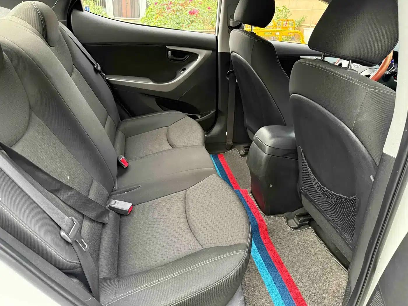 Hyundai Elantra 2012 1.6L Manual Fashion Edition — миниатюра 6