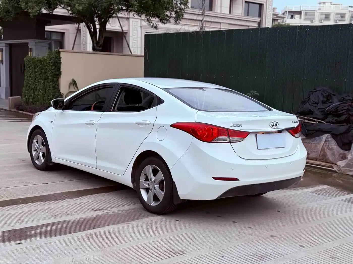 Hyundai Elantra 2012 1.6L Manual Fashion Edition — миниатюра 7