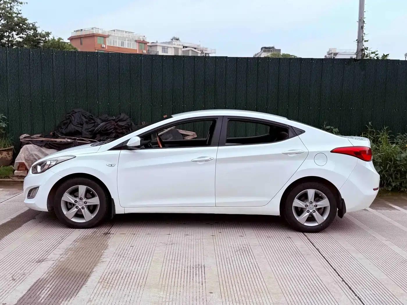 Hyundai Elantra 2012 1.6L Manual Fashion Edition — миниатюра 8