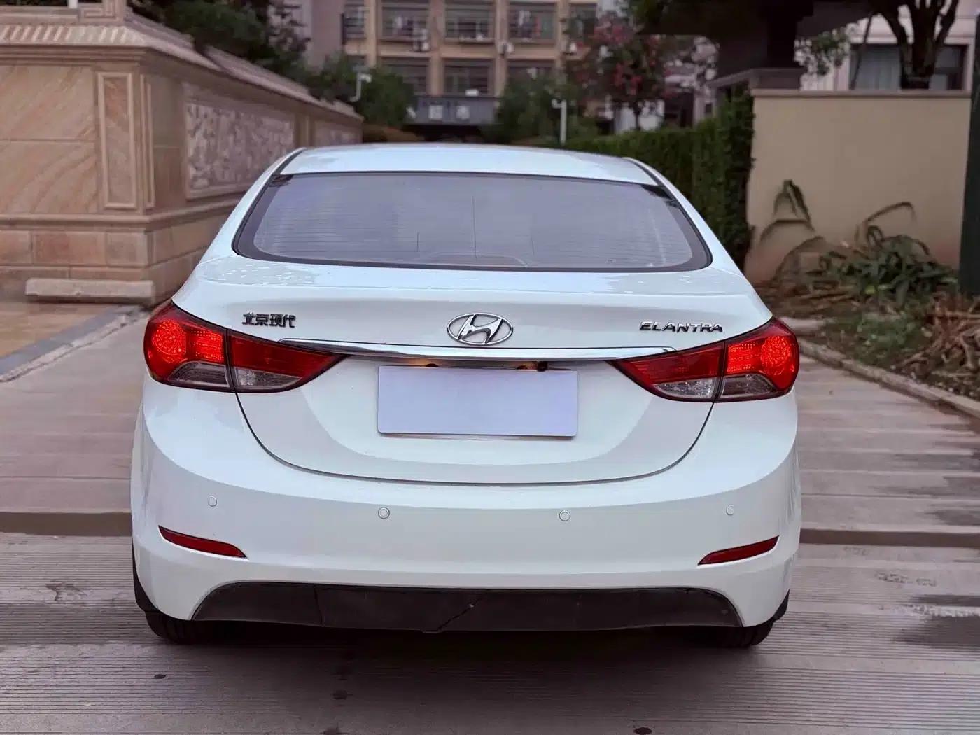 Hyundai Elantra 2012 1.6L Manual Fashion Edition — миниатюра 9