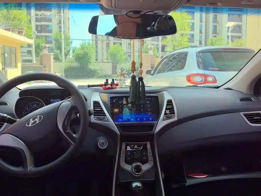 Hyundai Elantra 2012 1.6L Manual Leading Edition — миниатюра 12
