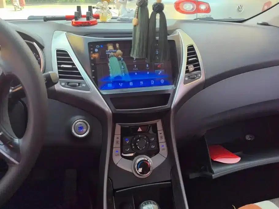 Hyundai Elantra 2012 1.6L Manual Leading Edition — миниатюра 13