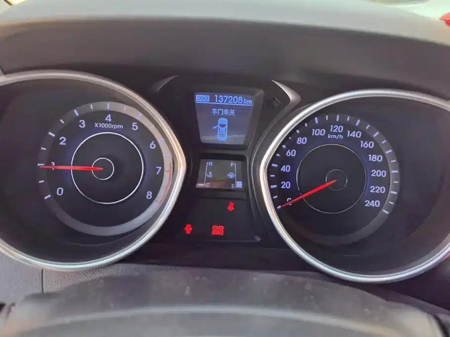 Hyundai Elantra 2012 1.6L Manual Leading Edition — миниатюра 14