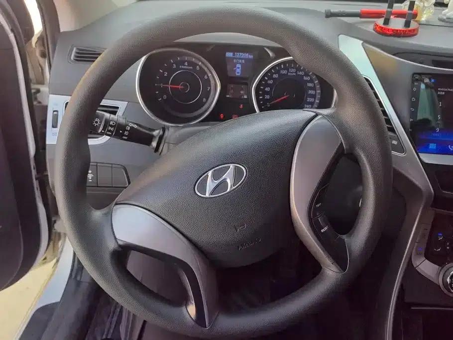 Hyundai Elantra 2012 1.6L Manual Leading Edition — миниатюра 15