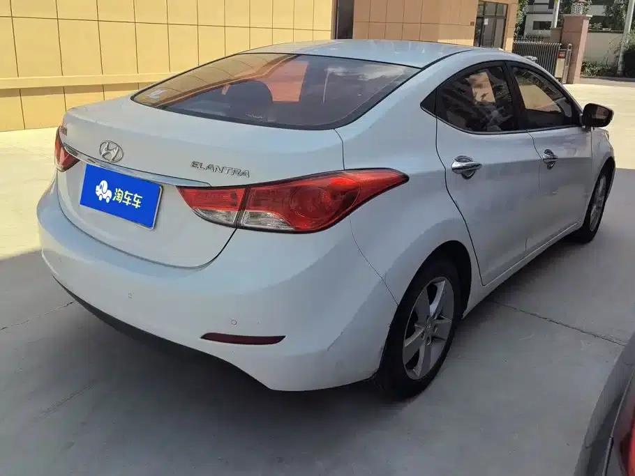 Hyundai Elantra 2012 1.6L Manual Leading Edition — миниатюра 3