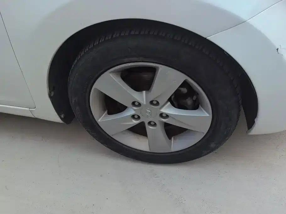 Hyundai Elantra 2012 1.6L Manual Leading Edition — миниатюра 6