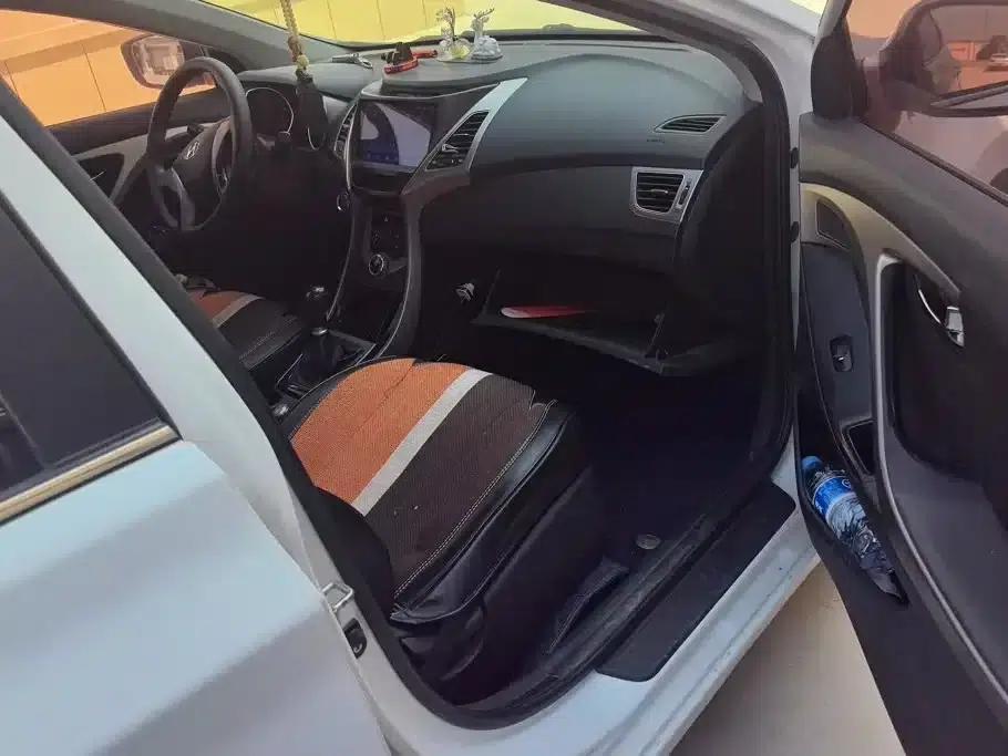 Hyundai Elantra 2012 1.6L Manual Leading Edition — миниатюра 8