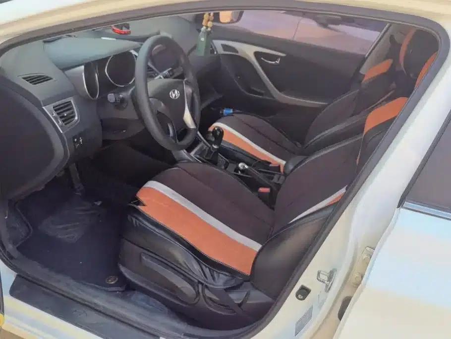 Hyundai Elantra 2012 1.6L Manual Leading Edition — миниатюра 9