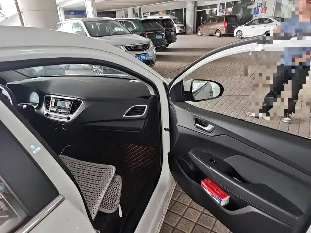 2020 Hyundai Verna 1.4L Manual GLS Cool Edition — миниатюра 22