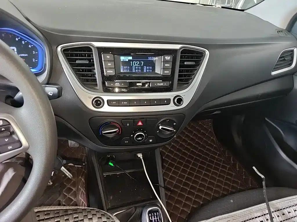 2020 Hyundai Verna 1.4L Manual GLS Cool Edition — миниатюра 10