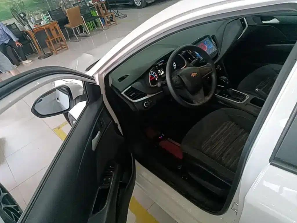 Chevrolet Cruze 2018 320 Automatic Sunroof Edition — миниатюра 16