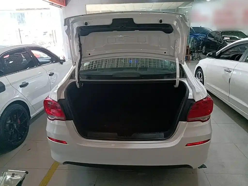Chevrolet Cruze 2018 320 Automatic Sunroof Edition — миниатюра 19