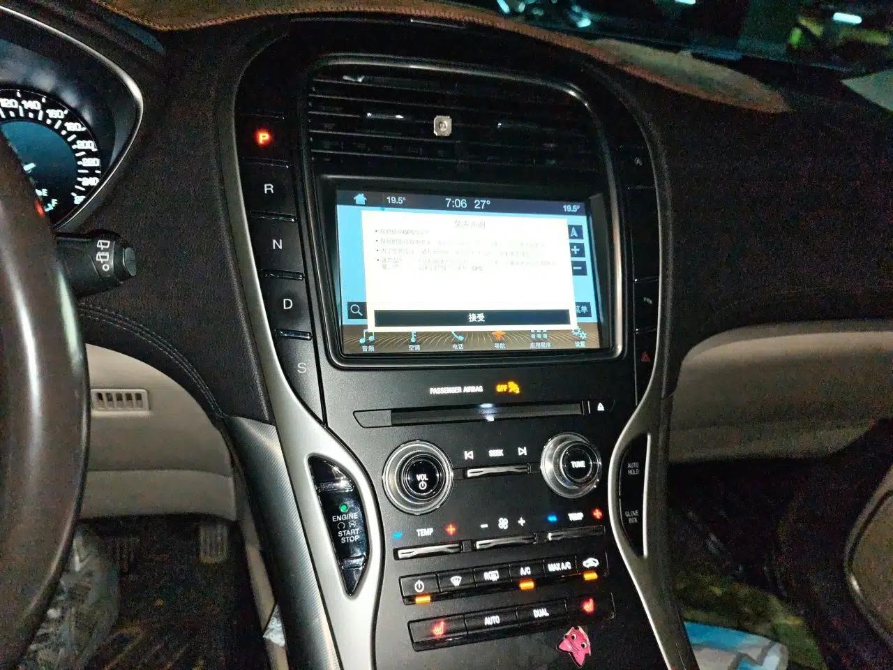 Lincoln MKX 2015 2.0T Two-Wheel Drive Deluxe Edition — миниатюра 13