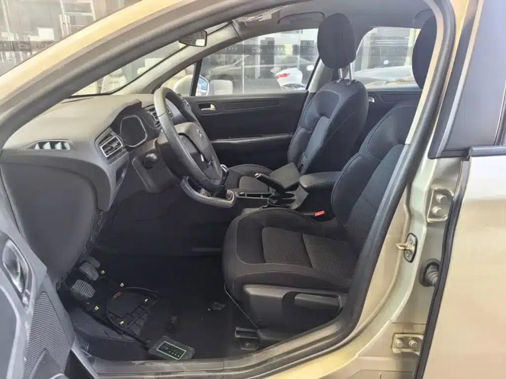 Citroën C4 Sega 2016 1.6L Manual Comfort Edition — миниатюра 15