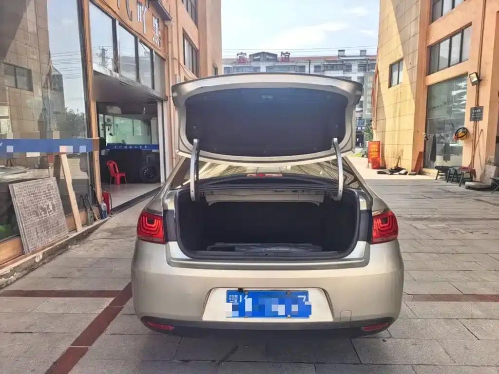 Citroën C4 Sega 2016 1.6L Manual Comfort Edition — миниатюра 19