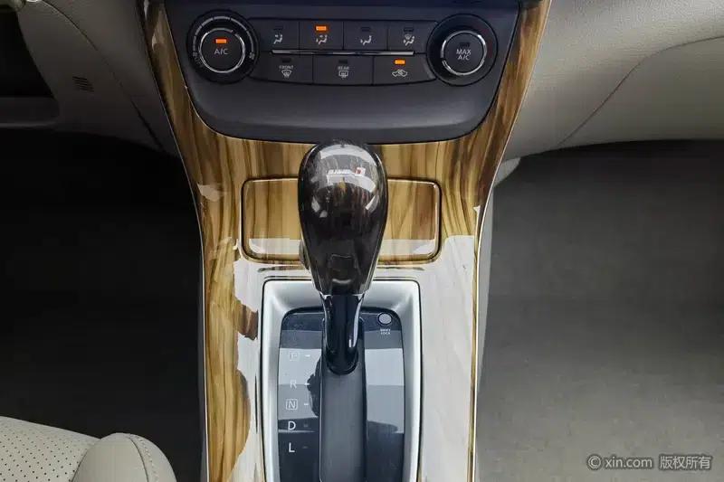 Nissan Sylphy 2012 1.6XL CVT Luxury Edition — миниатюра 15