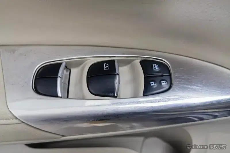 Nissan Sylphy 2012 1.6XL CVT Luxury Edition — миниатюра 23